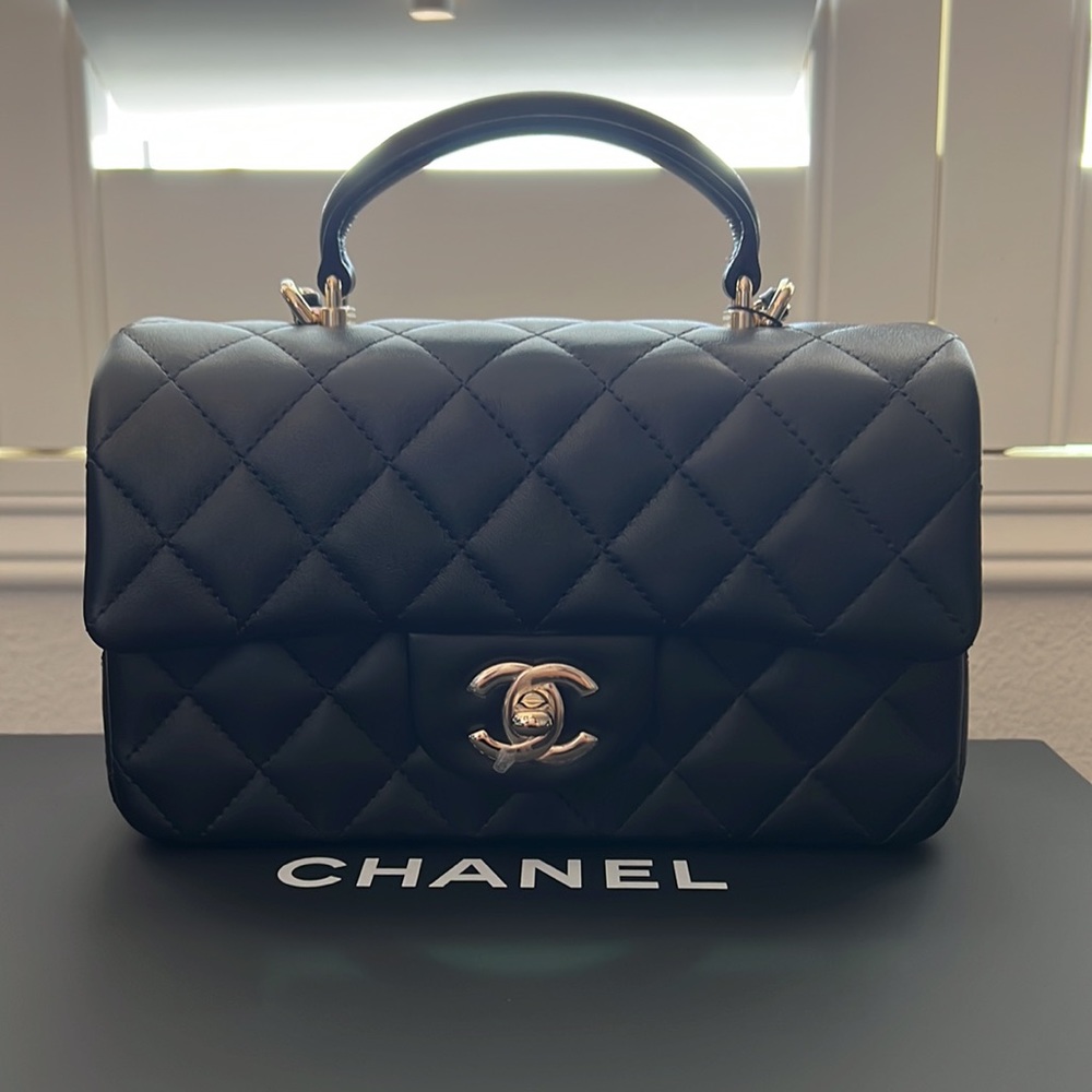 CHANEL Classic Flap bag with top handle -Lambskin Gold M.